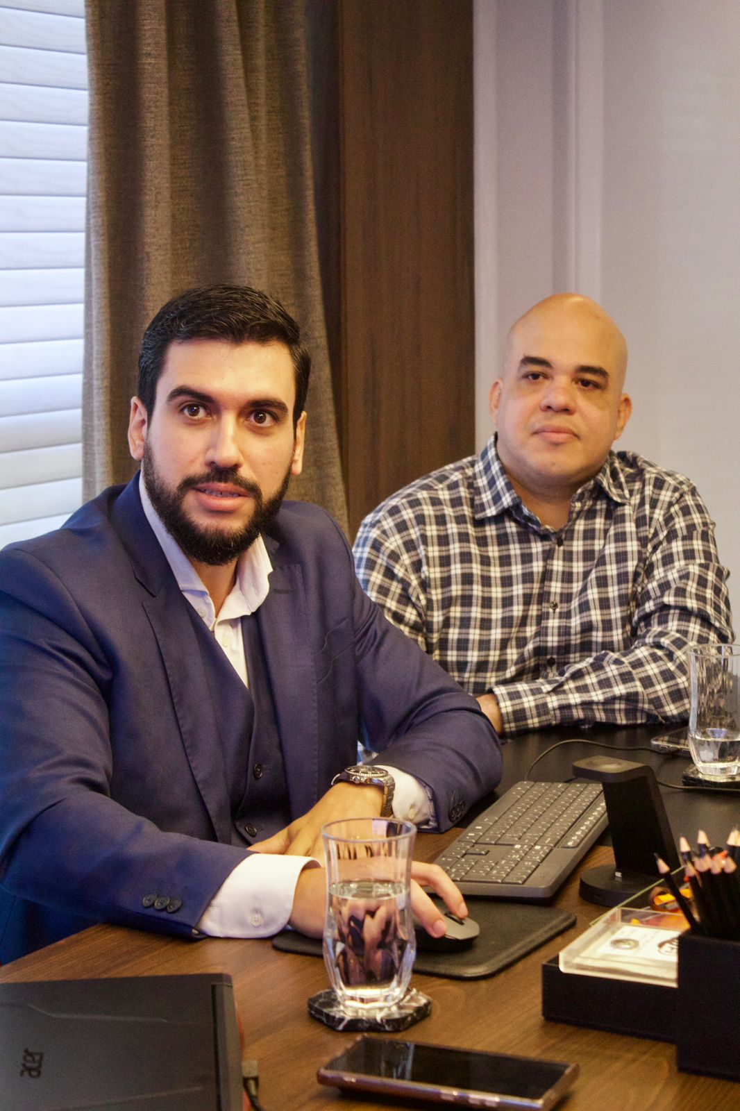 Advogado e perito digital reunidos em escritório para análise estratégica de caso